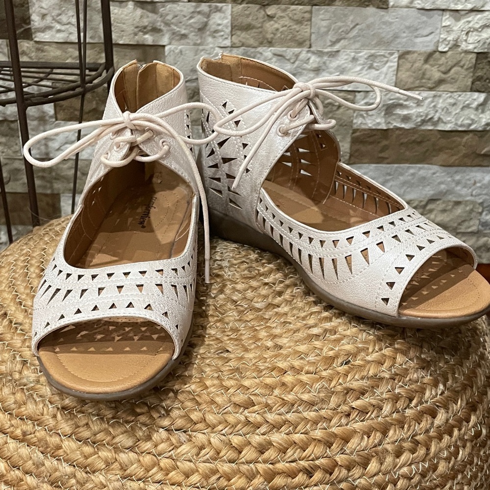 COMFORTVIEW Women's Cream Lace-Up Cutout Sandals Sz 9WW